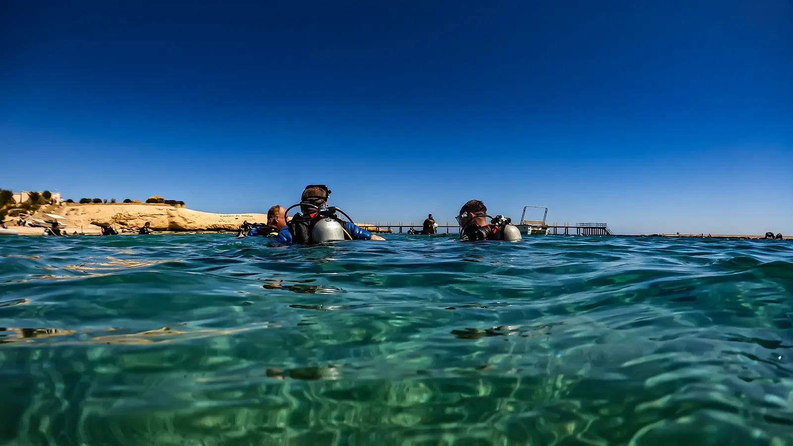 Tauchausbildung im Wasser drei Taucher Diver on Tour in Hurghada