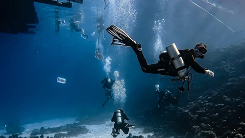 Taucher unter dem Boot bei Hurghada