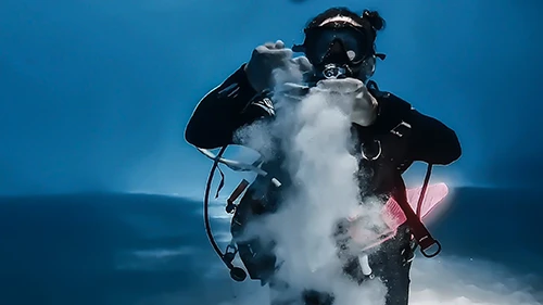 Taucherin im Roten Meer bei Hurghada