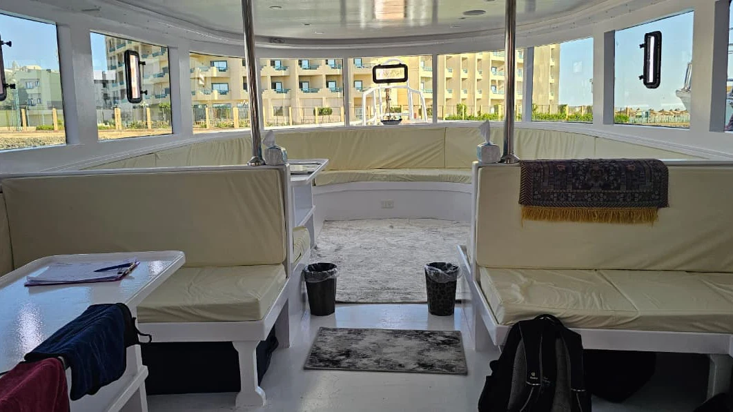 Modernisierter Salon der SeaPearl von Diver on Tour mit gemütlicher Atmosphäre an Bord