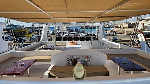 Sonnendeck der SeaPearl von Diver on Tour mit viel Platz zum Entspannen auf dem Roten Meer