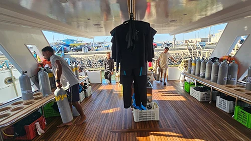 Taucherdeck der modernisierten SeaPearl mit Platz für Ausrüstung und Vorbereitung der Taucher